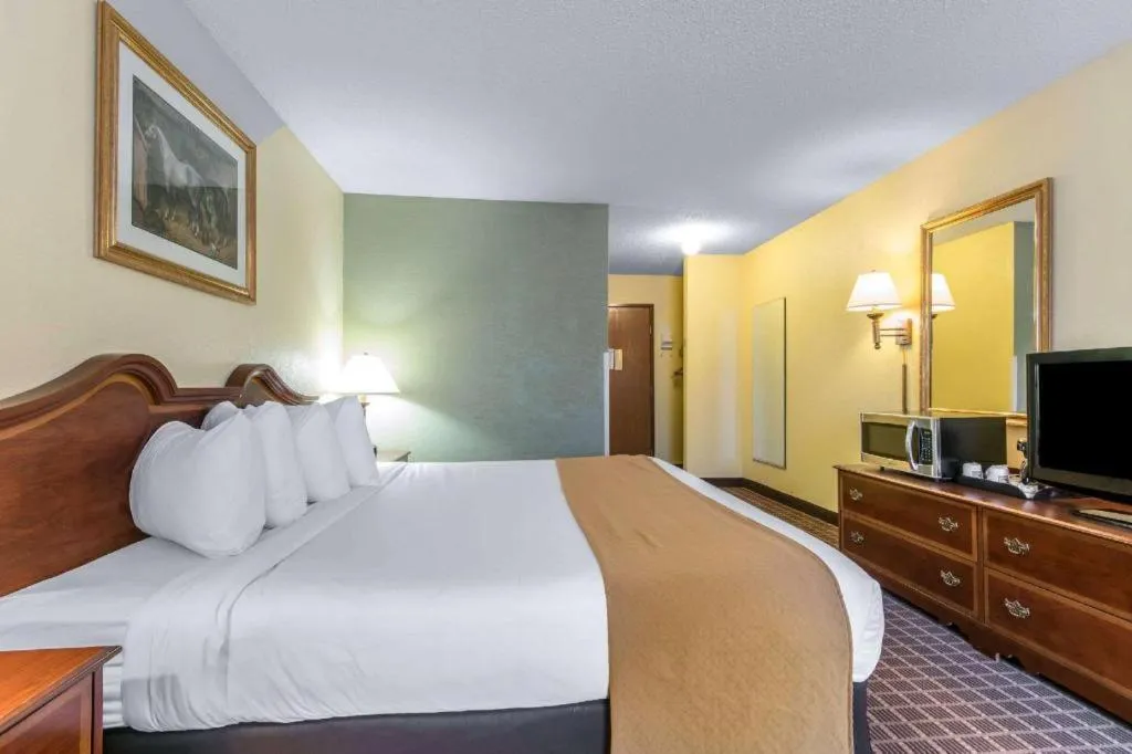 Bed in Quality Inn Danville