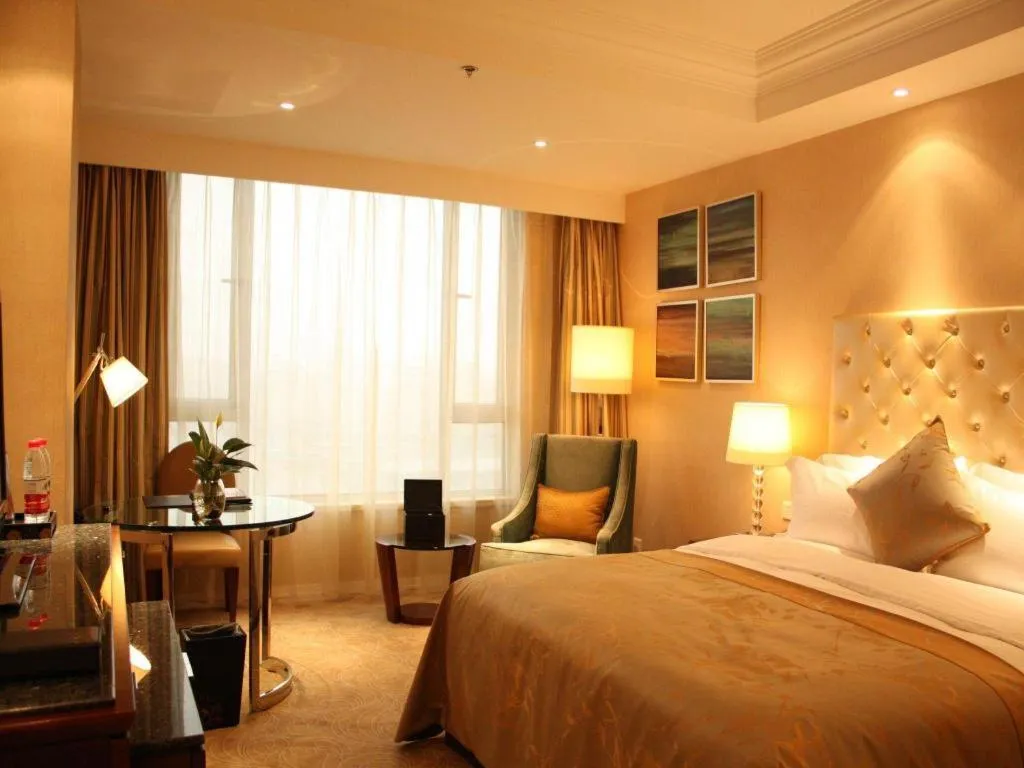 Bed in Dongfang Jianguo Hotel Wuhan