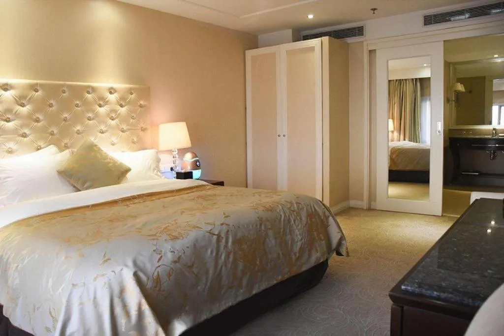 Bed in Dongfang Jianguo Hotel Wuhan