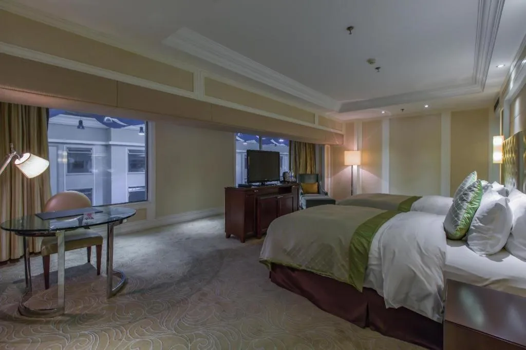 Bed in Dongfang Jianguo Hotel Wuhan