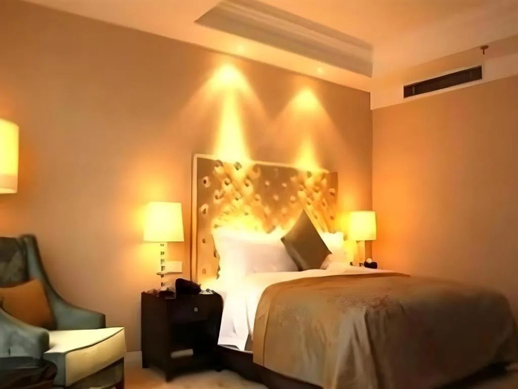 Bed in Dongfang Jianguo Hotel Wuhan