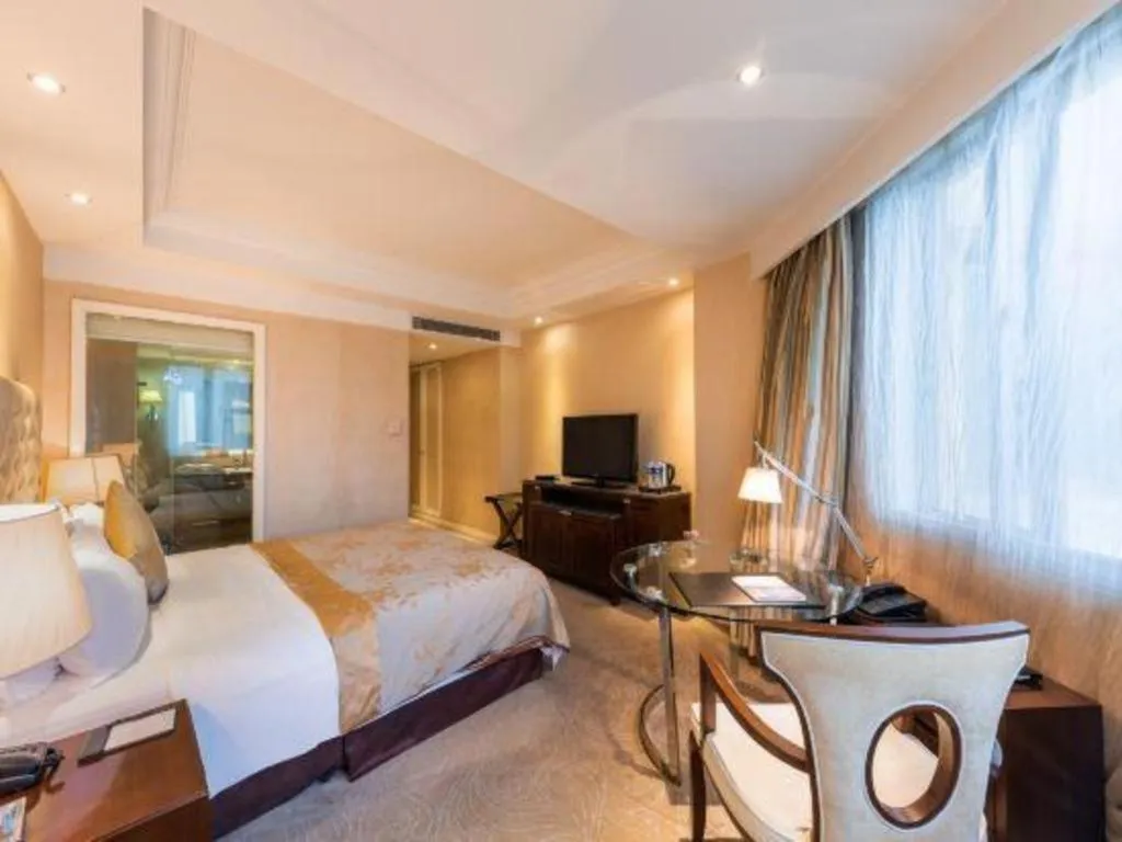 Bed in Dongfang Jianguo Hotel Wuhan