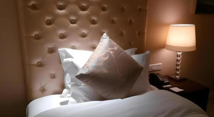 Bed in Dongfang Jianguo Hotel Wuhan