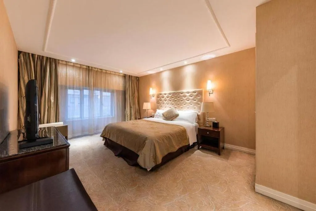 Bed in Dongfang Jianguo Hotel Wuhan