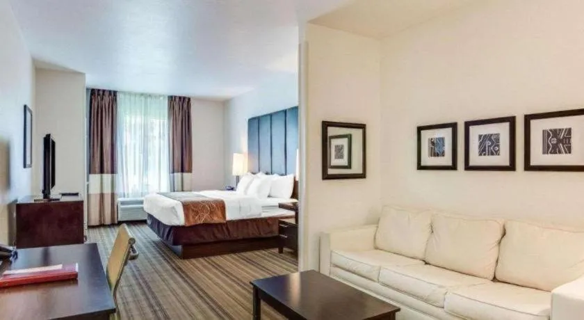 Bed in Comfort Suites Mandeville - Covington