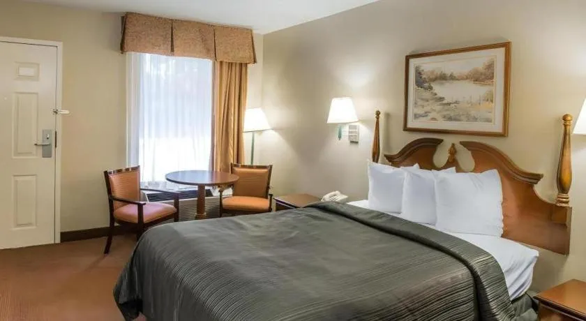 Bed in Quality Inn Reidsville Hwy 29