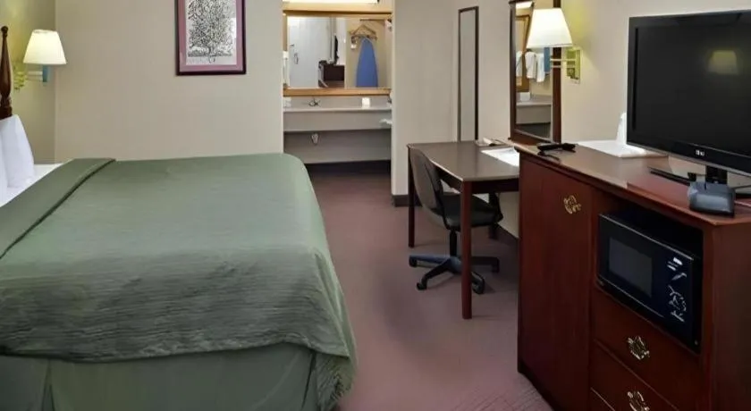 Bed in Quality Inn Reidsville Hwy 29