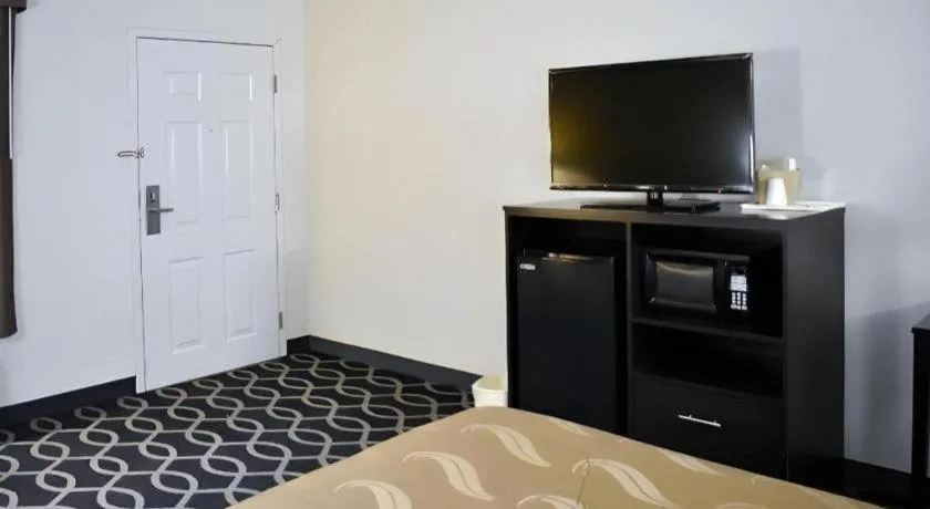 Bed in Quality Inn Reidsville Hwy 29