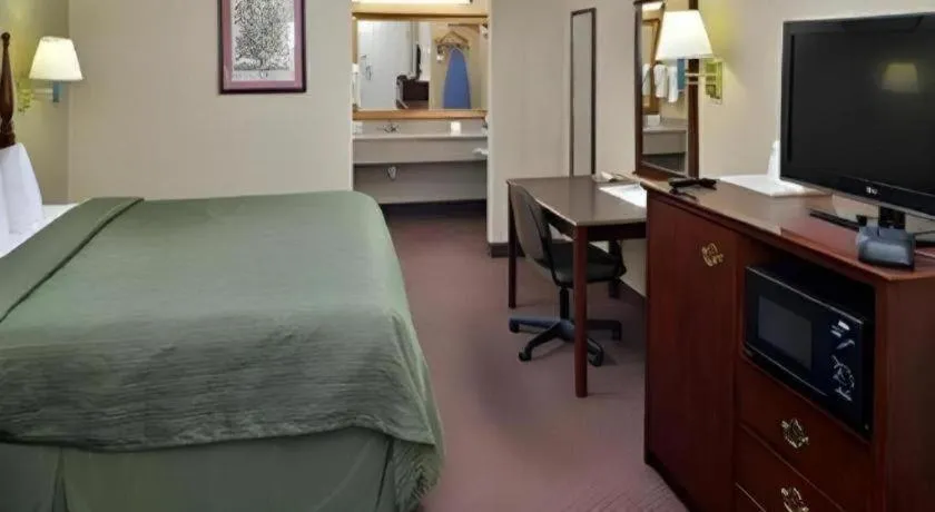 Bed in Quality Inn Reidsville Hwy 29