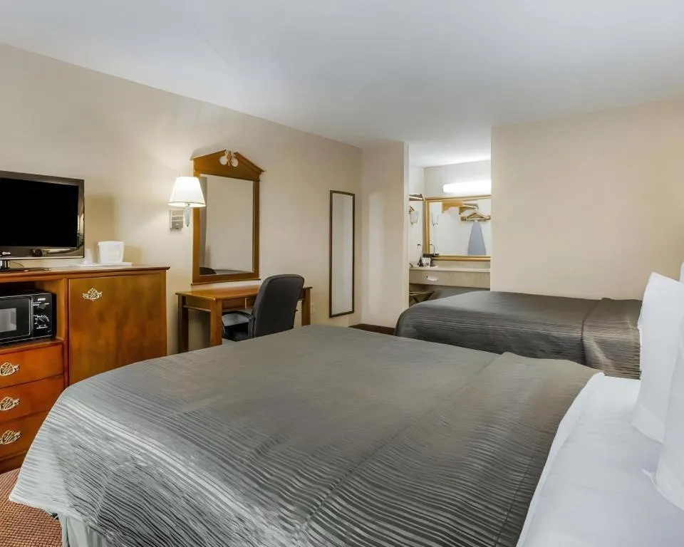 Bed in Quality Inn Reidsville Hwy 29