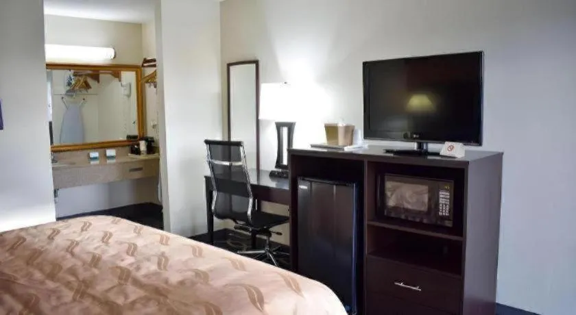 Bed in Quality Inn Reidsville Hwy 29