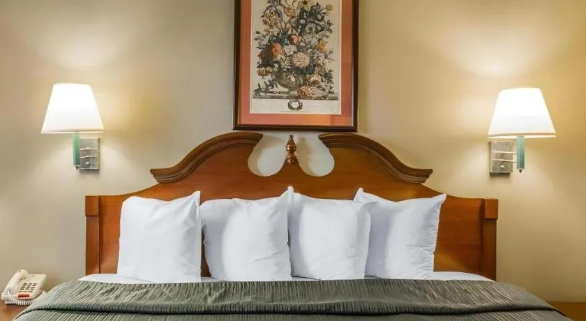 Bed in Quality Inn Reidsville Hwy 29