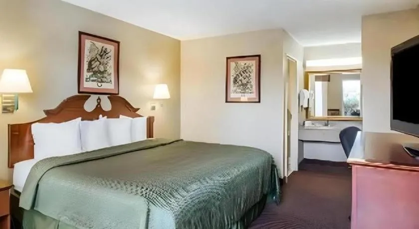 Bed in Quality Inn Reidsville Hwy 29