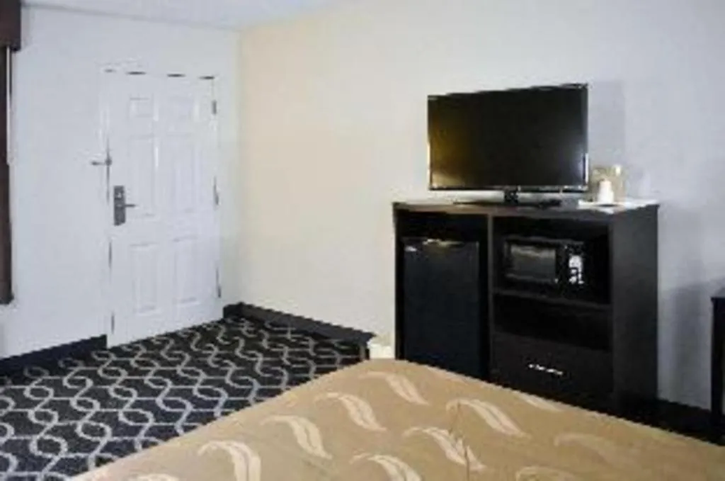 Bed in Quality Inn Reidsville Hwy 29