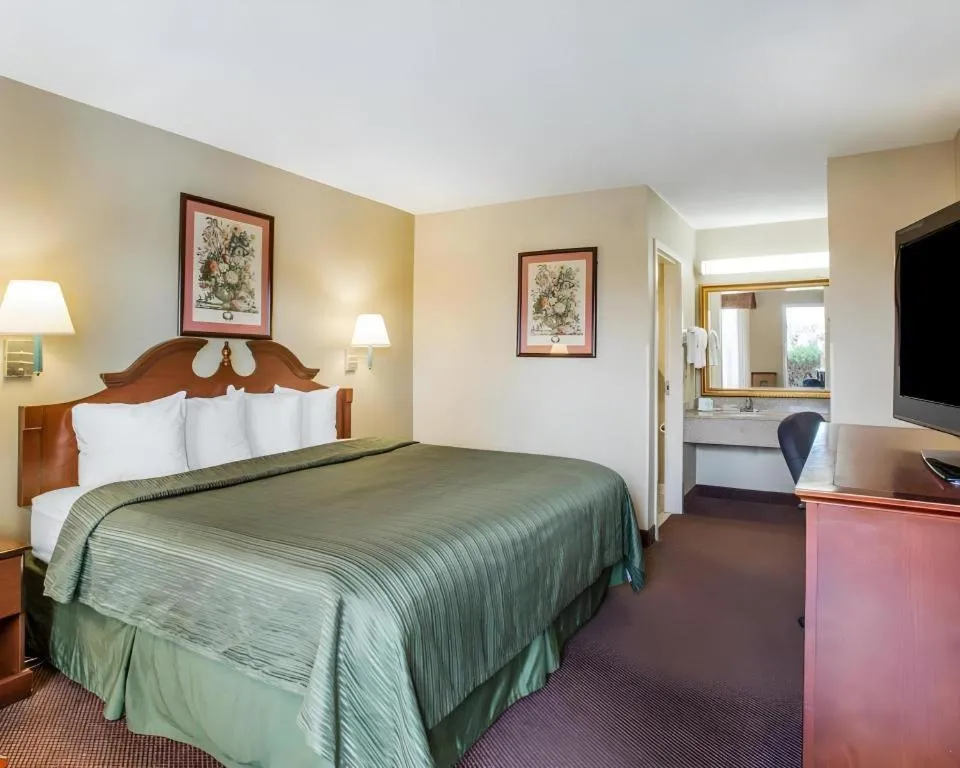 Bed in Quality Inn Reidsville Hwy 29