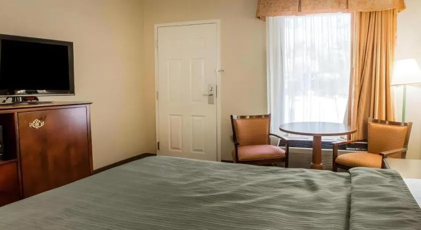 Bed in Quality Inn Reidsville Hwy 29