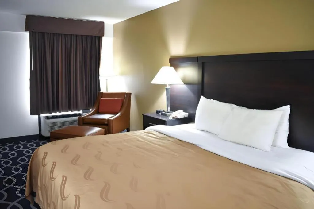 Bed in Quality Inn Reidsville Hwy 29