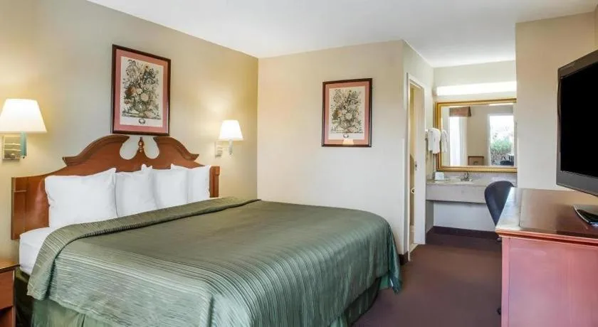 Bed in Quality Inn Reidsville Hwy 29