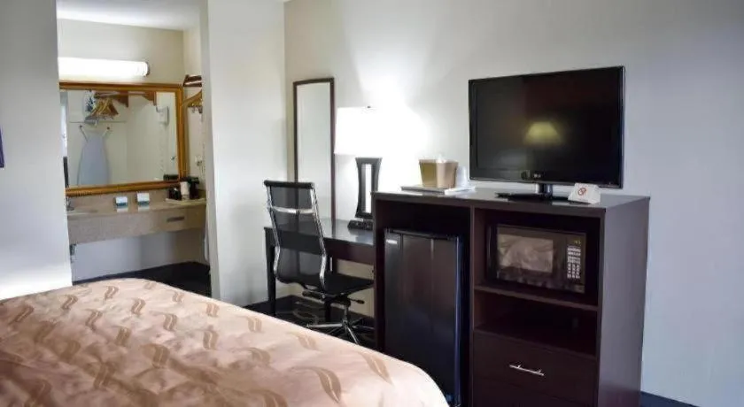 Bed in Quality Inn Reidsville Hwy 29