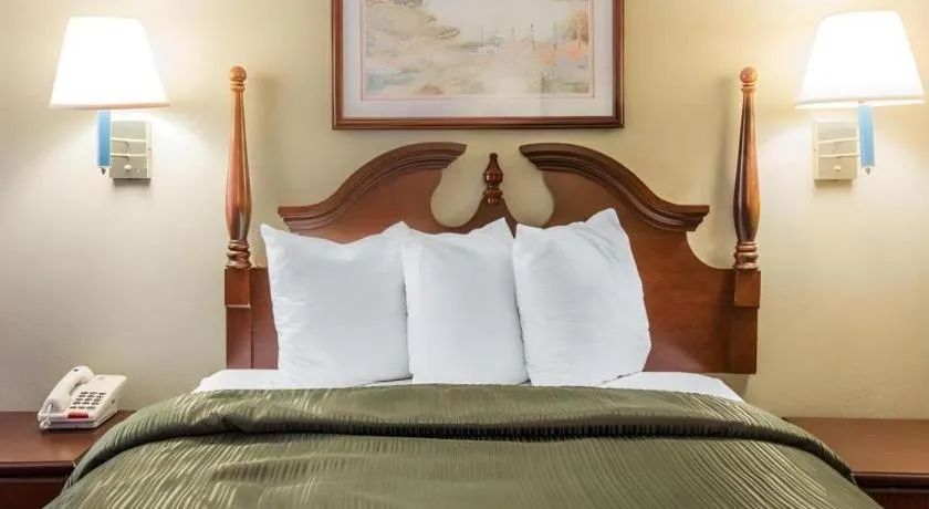 Bed in Quality Inn Reidsville Hwy 29