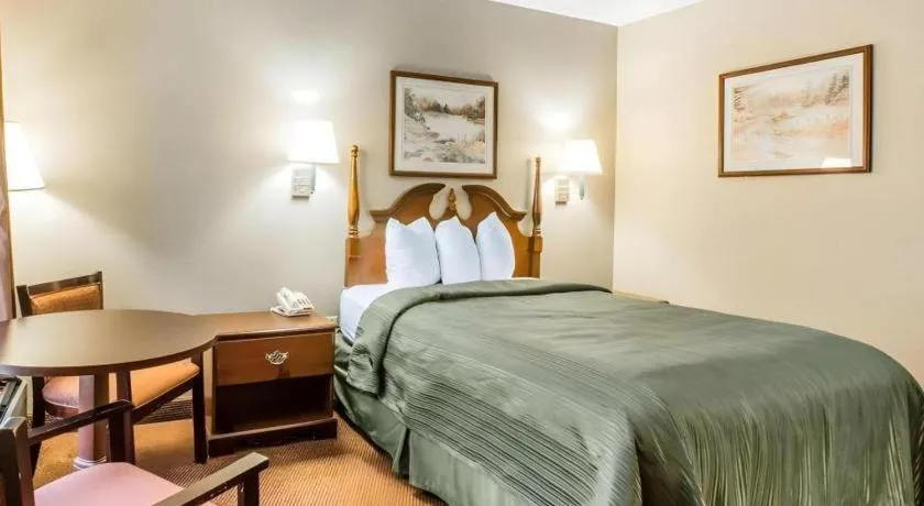 Bed in Quality Inn Reidsville Hwy 29