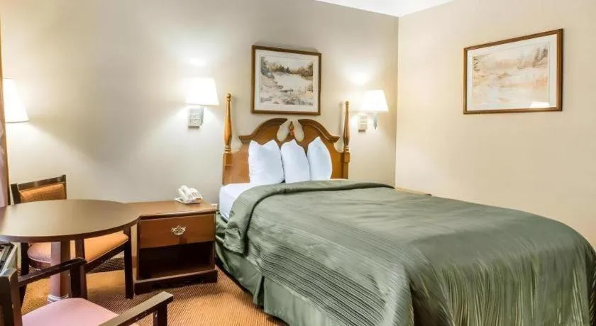 Bed in Quality Inn Reidsville Hwy 29