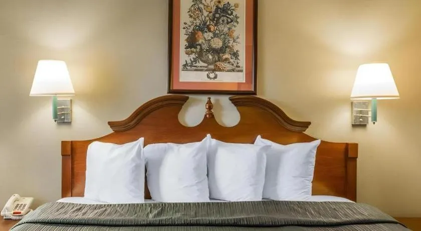 Bed in Quality Inn Reidsville Hwy 29