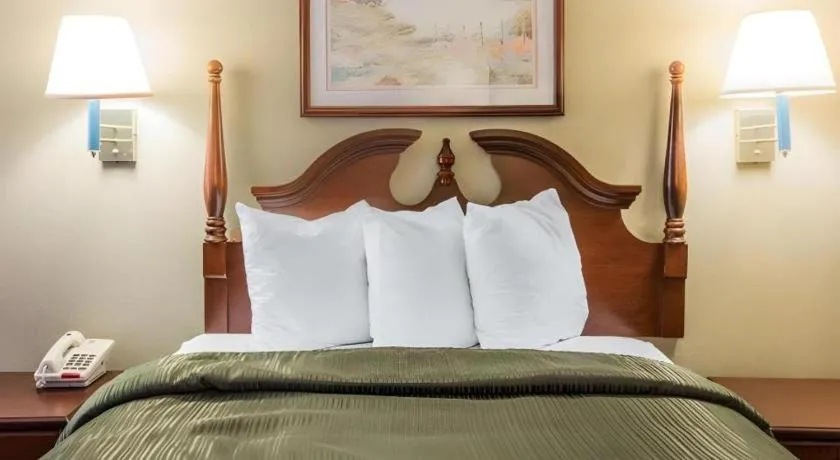 Bed in Quality Inn Reidsville Hwy 29