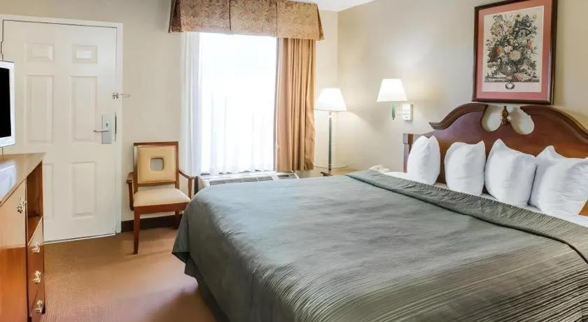 Bed in Quality Inn Reidsville Hwy 29