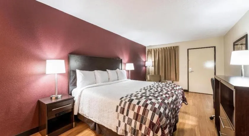 Bed in Red Roof Inn Lexington, NC