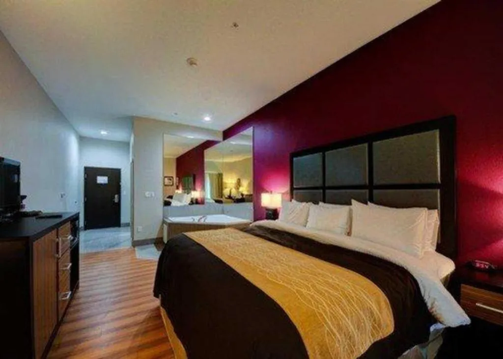 Bed in Comfort Inn & Suites Tulsa I-44 West - Rt 66