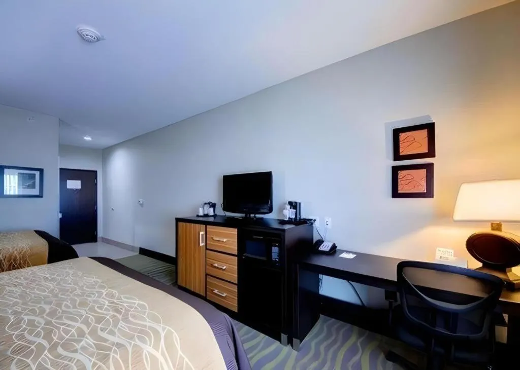 Bed in Comfort Inn & Suites Tulsa I-44 West - Rt 66