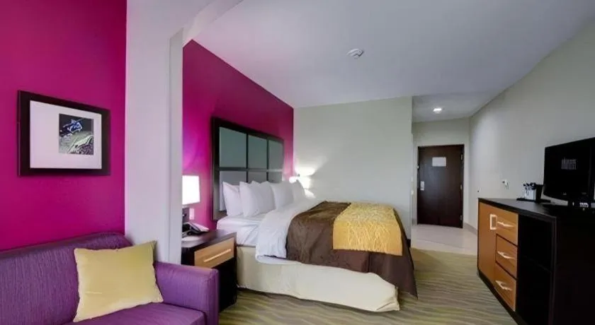 Bed in Comfort Inn & Suites Tulsa I-44 West - Rt 66