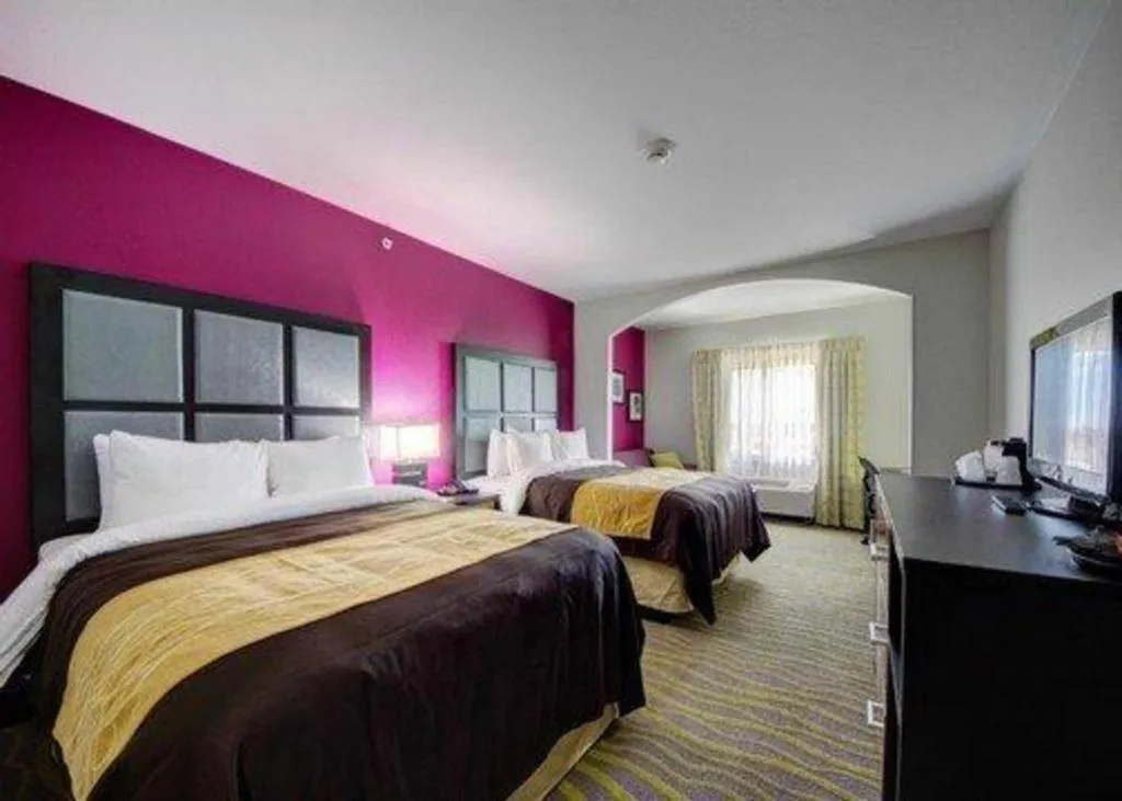 Bed in Comfort Inn & Suites Tulsa I-44 West - Rt 66