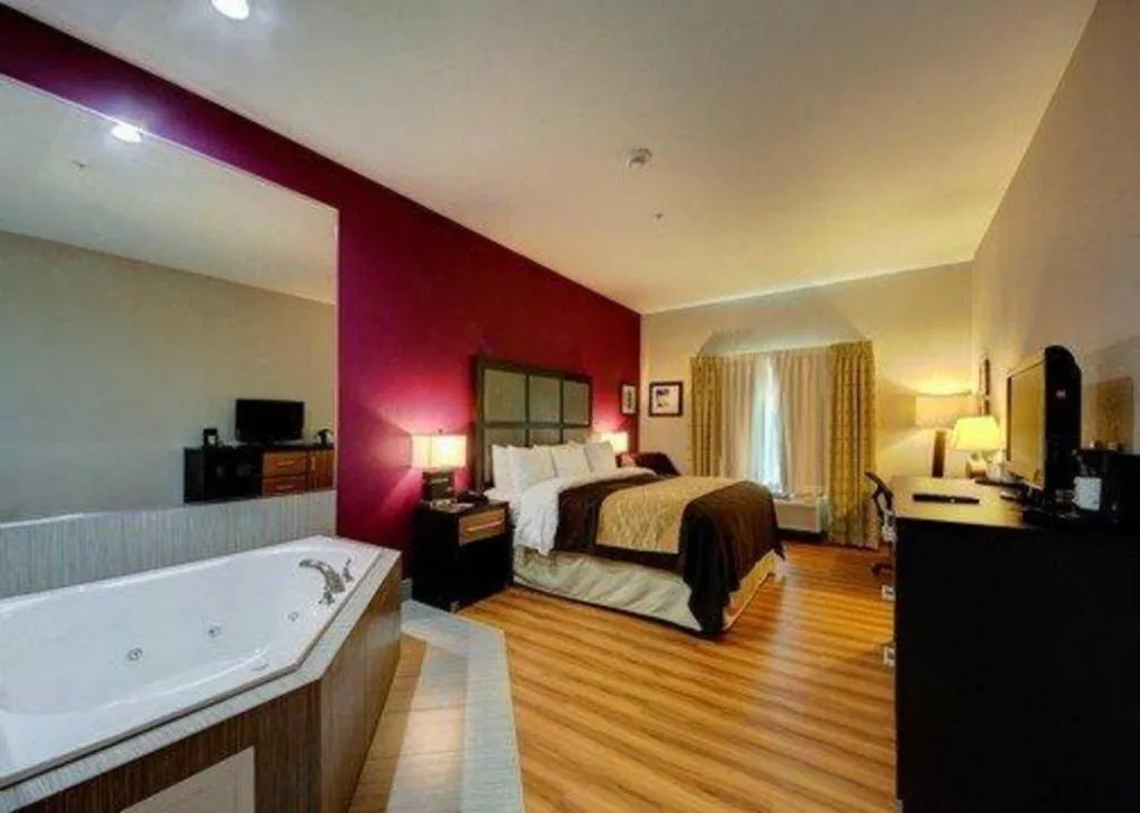 Bed in Comfort Inn & Suites Tulsa I-44 West - Rt 66