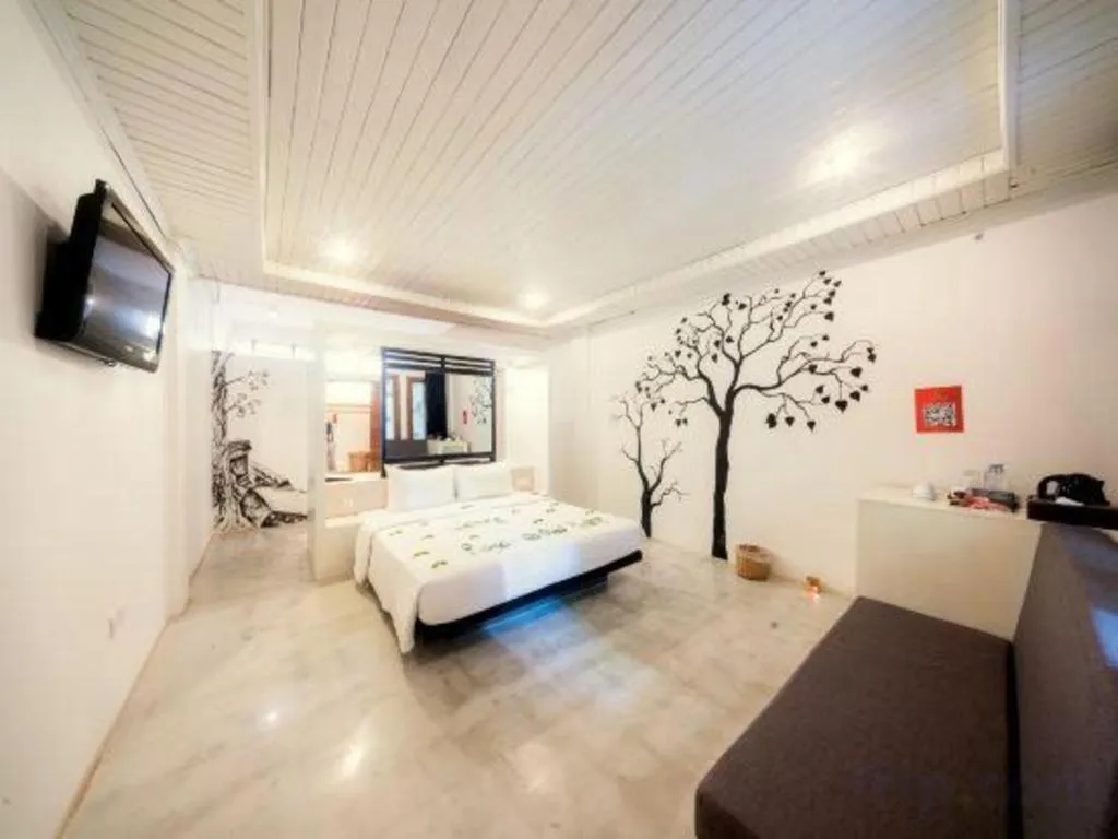 Bed in La Residence Blanc D' Angkor