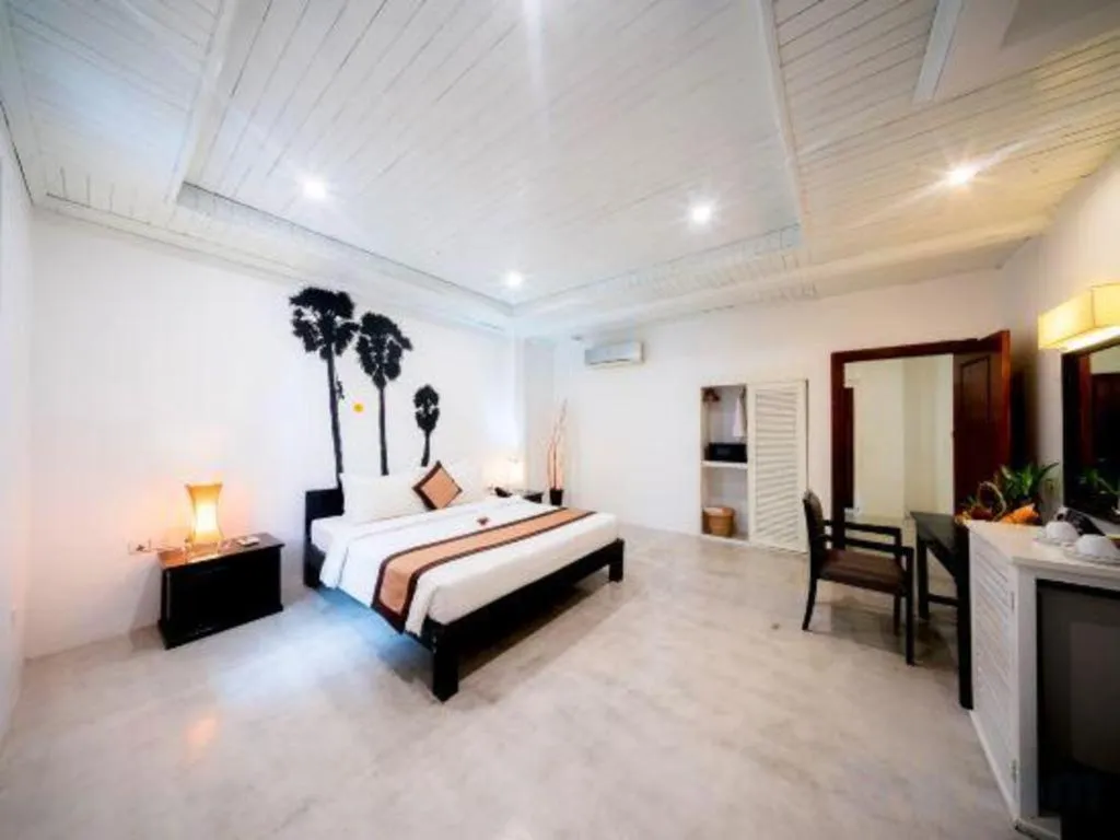 Bed in La Residence Blanc D' Angkor