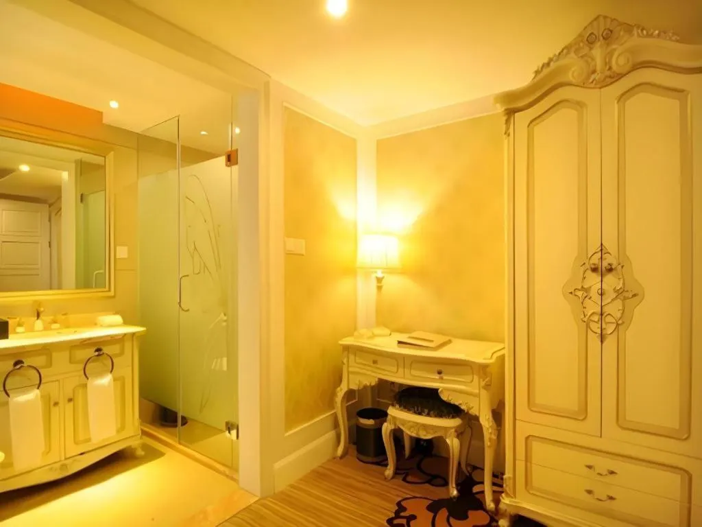 Chengdu French Theme Gold Palace