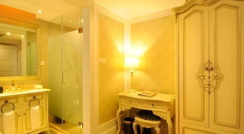 Chengdu French Theme Gold Palace