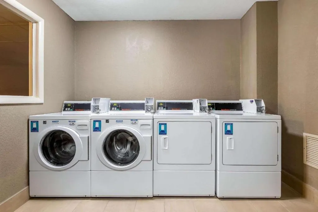 Quality Inn & Suites Des Moines - Merle Hay Road