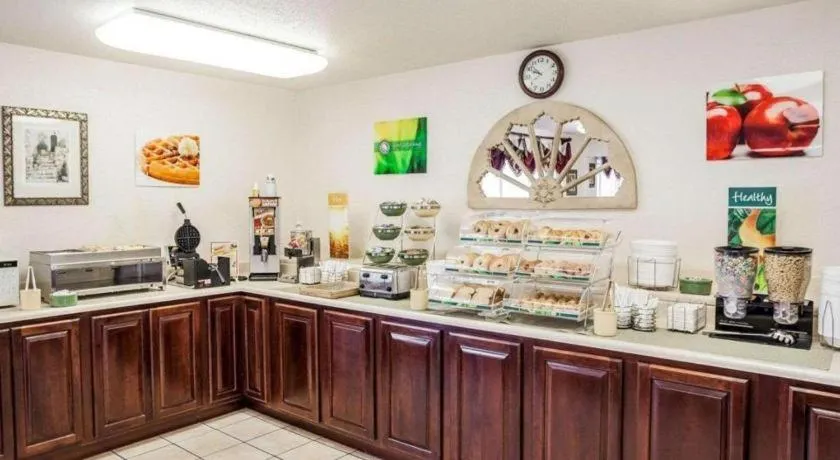 Quality Inn & Suites Des Moines - Merle Hay Road