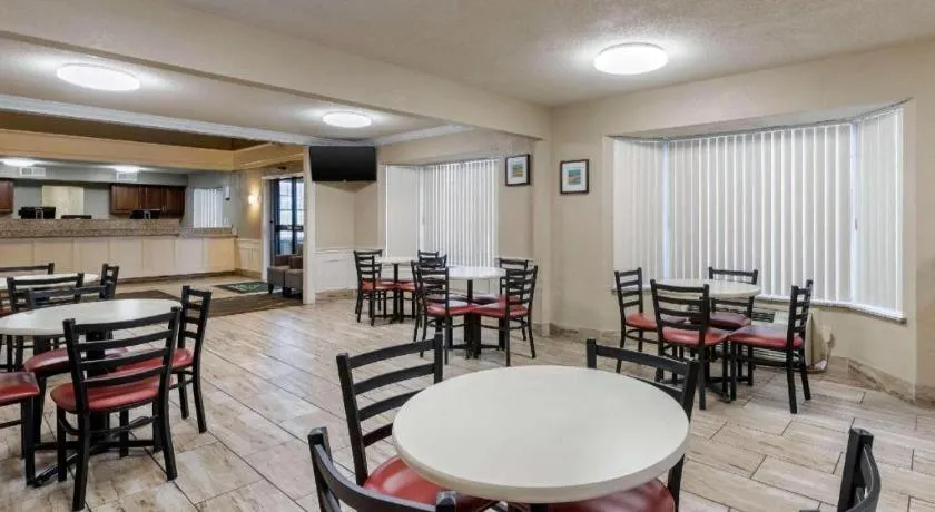 Quality Inn & Suites Des Moines - Merle Hay Road