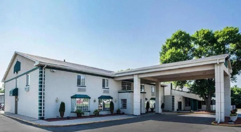 Quality Inn & Suites Des Moines - Merle Hay Road