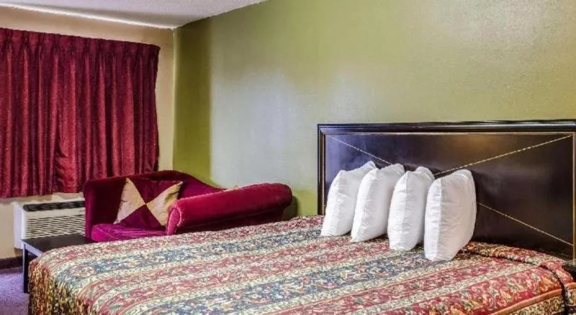 Bed in Rodeway Inn Greenville