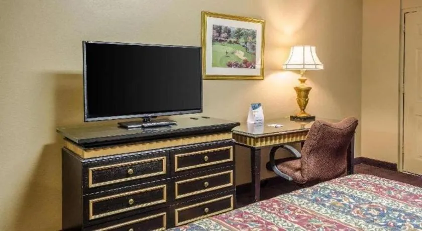 Bed in Rodeway Inn Greenville