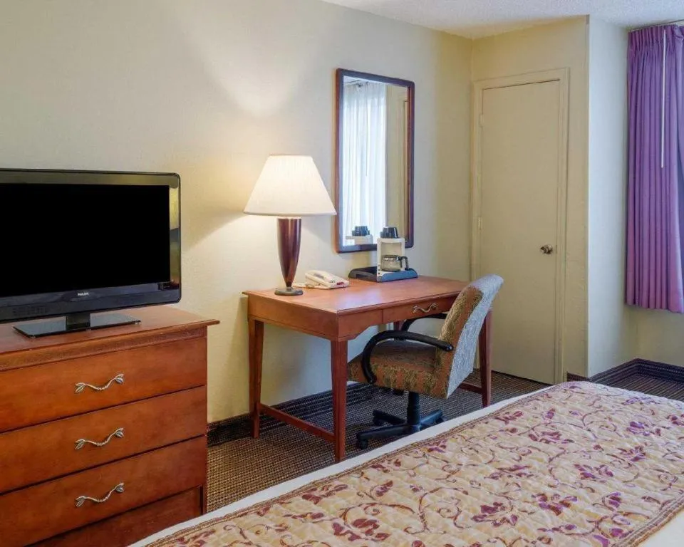 Bed in Rodeway Inn Greenville