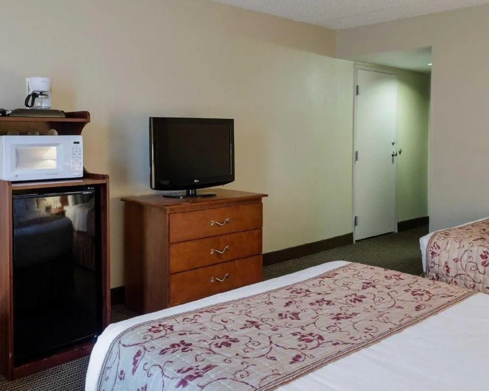 Bed in Rodeway Inn Greenville