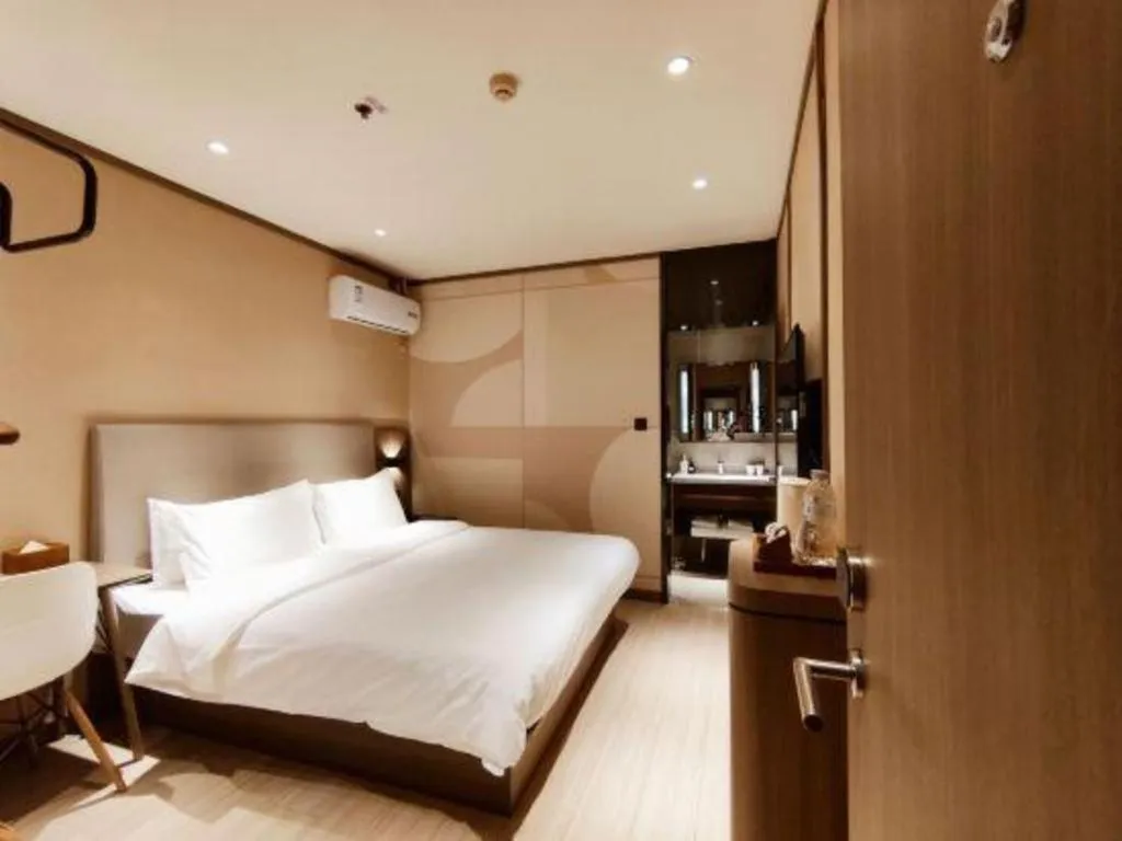 Hanting Hotel Qingdao May Fourth Square Zhiquan Road Metro Station