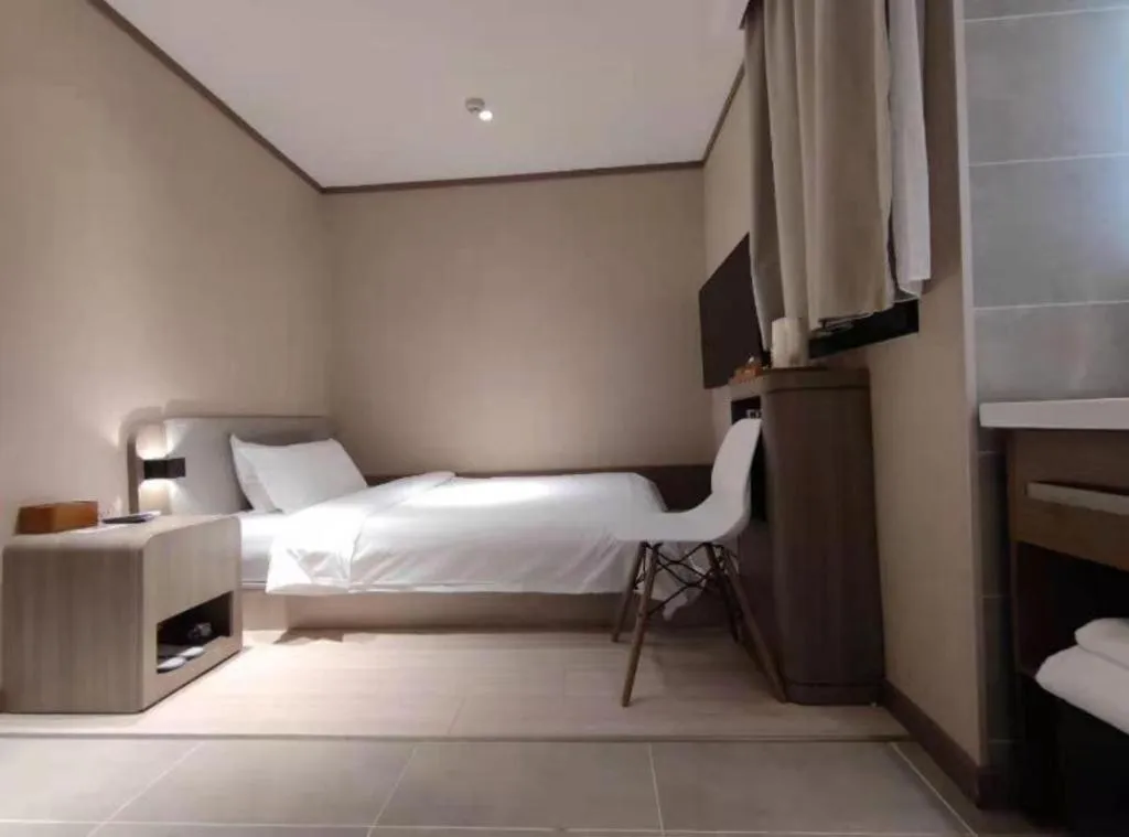 Hanting Hotel Qingdao May Fourth Square Zhiquan Road Metro Station