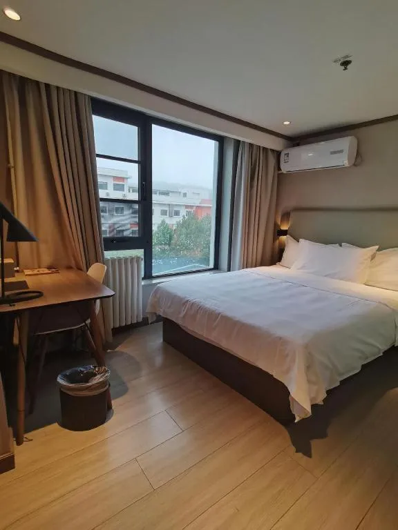 Hanting Hotel Qingdao May Fourth Square Zhiquan Road Metro Station